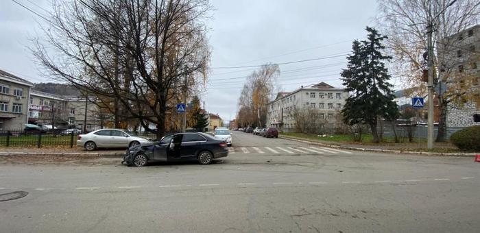 Тoyota и Mercedes столкнулись в Горно-Алтайске, пострадала женщина-водитель