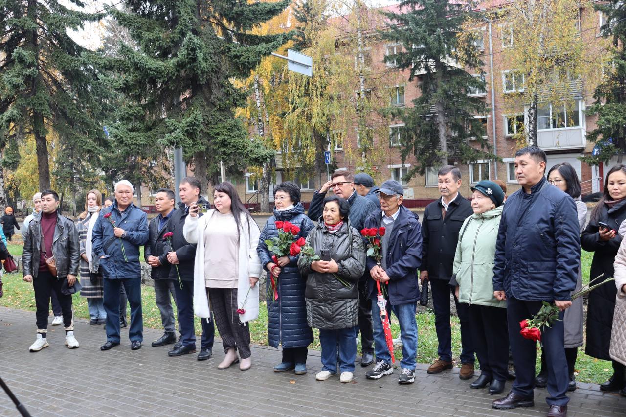 В Горно-Алтайске открыли мемориальную доску почетному гражданину города Ивану Шодоеву  