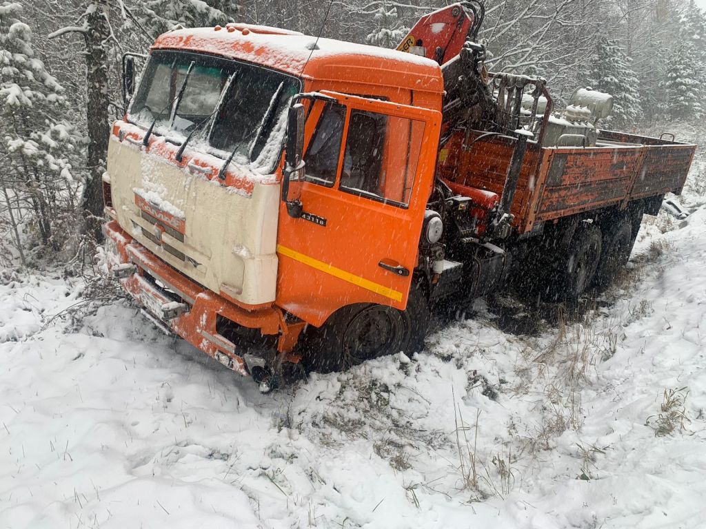 В столкновении внедорожника с КАМАЗом пострадала 74-летняя пассажирка 