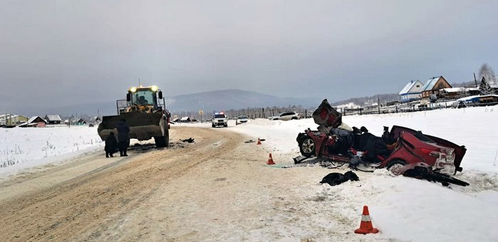 Два человека погибли в ДТП с автопогрузчиком в Ускуче