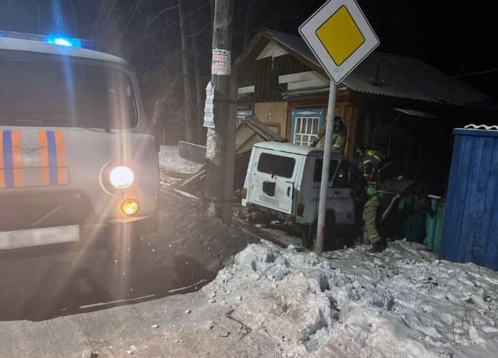 ДТП в Чемале: УАЗ влетел в частный дом 